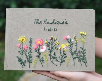 Libro de firmas de boda bordado a mano, libro de firmas floral personalizado, libro de recuerdos de lino personalizado, regalo de boda único hecho a mano.
