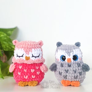 Puede incluir: Dos peluches de b&uacute;ho de crochet, uno rosa con los ojos cerrados y un patr&oacute;n de coraz&oacute;n, el otro gris con ojos azules y un patr&oacute;n texturizado. Easy Crochet Plushies.