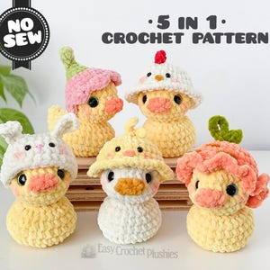 Pode incluir: Cinco pelúcias de pato de crochê feitas à mão, cada uma com um chapéu único. Os patos são amarelos com bicos e detalhes em pêssego. Os chapéus incluem um coelho, uma flor, uma galinha, um chapéu de sol e um design de folha. O texto diz "NO SEW" e "5 IN 1 CROCHET PATTERN".