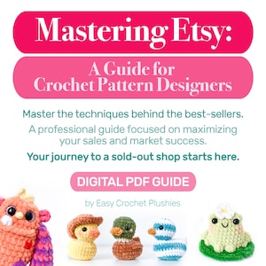 Può includere: Una guida PDF digitale intitolata "Mastering Etsy: A Guide for Crochet Pattern Designers" con il testo "Padroneggia le tecniche dietro i best-seller." L'immagine presenta anche diversi peluche all'uncinetto, tra cui un'anatra, una rana e altre creature.