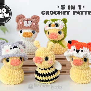 Könnte beinhalten: Fünf gehäkelte Enten-Plüschtiere, die jeweils einen anderen Tierhut tragen: einen Bären, eine Eule, einen Wolf, eine Biene und einen Fuchs. Die Enten sind gelb mit orangefarbenen Schnäbeln. Die Hüte sind in verschiedenen Farben gehalten. Der Text auf dem Bild lautet "No Sew" und "5 in 1 Crochet Pattern".