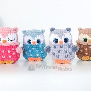 Puede incluir: Cuatro peluches de b&uacute;ho de crochet en diferentes colores: rosa, azul, gris y marr&oacute;n. Cada b&uacute;ho tiene un patr&oacute;n de coraz&oacute;n y ojos saltones grandes. Easy Crochet Plushies.