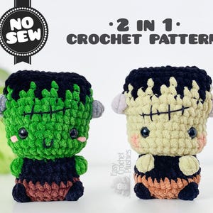 Könnte beinhalten: Zwei gehäkelte Frankenstein-Monster-Plüschtiere. Eines ist grün mit schwarzen und braunen Akzenten, das andere ist beige mit schwarzen und orangefarbenen Akzenten. Die Plüschtiere haben aufgestickte Gesichtszüge und graue, ohrartige Vorsprünge. Der Text "NO SEW" und "2 IN 1 CROCHET PATTERN" ist enthalten.