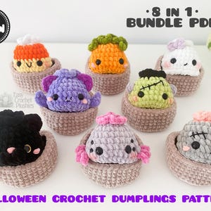 Peut inclure: Huit peluches au crochet dans des paniers marron, incluant un bonbon maïs, une citrouille, un fantôme, une chauve-souris violette, un monstre de Frankenstein, un chat noir, une araignée et un zombie. Texte : 8 IN 1 BUNDLE PDF, NO SEW, HALLOWEEN CROCHET DUMPLINGS PATTERN.