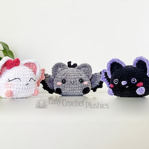Puede incluir: Tres peluches de murci&eacute;lago de crochet con diferentes colores de pelaje. El primer murci&eacute;lago es blanco con alas rosadas y un lazo rosa. El segundo murci&eacute;lago es gris con alas negras. El tercer murci&eacute;lago es negro con alas moradas. Los tres murci&eacute;lagos tienen ojos negros y mejillas rosadas.