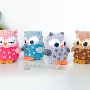 Puede incluir: Cuatro peluches de b&uacute;ho de crochet en diferentes colores: rosa, azul, gris y marr&oacute;n. Cada b&uacute;ho tiene un patr&oacute;n en forma de coraz&oacute;n en el pecho y ojos grandes y redondos.