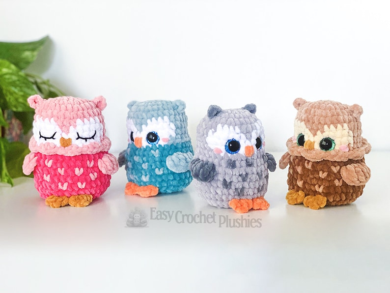 Puede incluir: Cuatro peluches de b&uacute;ho de crochet en diferentes colores: rosa, azul, gris y marr&oacute;n. Cada b&uacute;ho tiene un patr&oacute;n en forma de coraz&oacute;n en el pecho y ojos grandes y redondos.