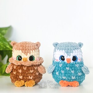 Puede incluir: Dos peluches de b&uacute;ho de crochet, uno marr&oacute;n y otro azul, con grandes ojos saltones y picos naranjas. El texto "Easy Crochet Plushies" es visible en la parte inferior de la imagen.
