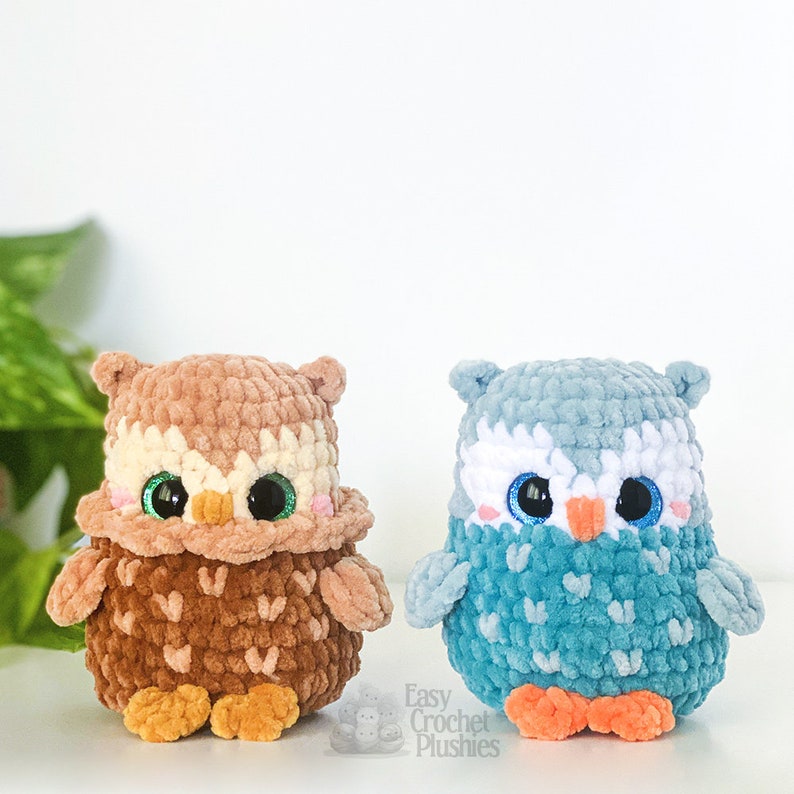 Puede incluir: Dos peluches de b&uacute;ho de crochet, uno marr&oacute;n y otro azul, con grandes ojos saltones y picos naranjas. El texto "Easy Crochet Plushies" es visible en la parte inferior de la imagen.