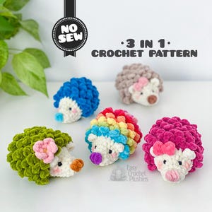 Può includere: Cinque peluche di riccio all'uncinetto colorati. I ricci sono nelle tonalità di blu, verde, rosa, arcobaleno e grigio. Ognuno ha una faccia bianca, un nasino e un fiore o un fiocco. Il testo recita "No Sew" e "3 in 1 Crochet Pattern."