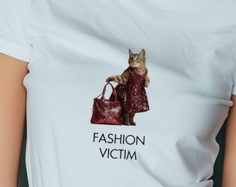 Fashion Victim - Stylishes Katzen T-Shirt für Modefans, Geschenk für Freundin oder Frau zum Valentinstag, Statement Shirt