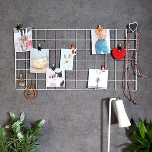 Tableau mural de rangement d'espace, Tableau d'affichage en fil de fer avec clip-cadeau gratuits, Grille en maille métallique pour cartes postales, Tableau créatif personnalisé économiseur d'espace mural