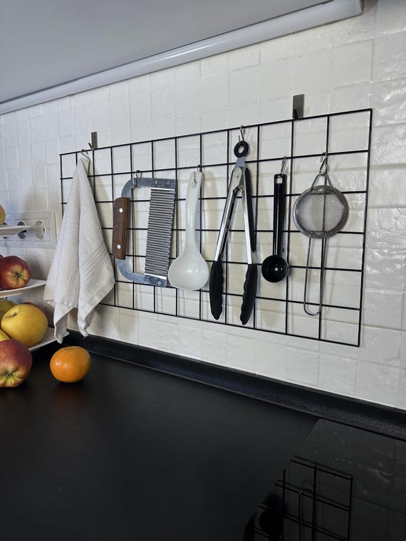 Küchen Wand Grid Organizer mit Haken, Metall Hänge Memo Board für Utensilien & Notizen, platzsparende Küche Wand Display Organizer Geschenk