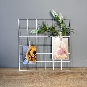 Piccola bacheca - Griglia da parete in rete metallica, pannello espositivo compatto quadrato per foto, elegante e moderno espositore per cartoline in metallo nero, griglia in rete bianca