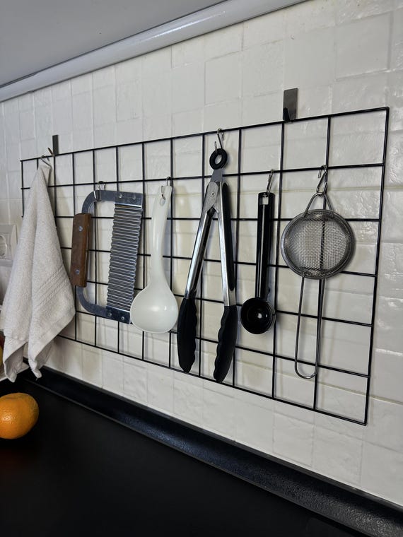 Küchen Wand Grid Organizer mit Haken, Metall Hänge Memo Board für Utensilien & Notizen, platzsparende Küche Wand Display Organizer Geschenk