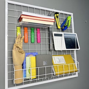 Organisator groot prikbord, notive-bord aan de muur, fotodisplay hangende memostandaard, strak modern metaalzwart display met gratis clips