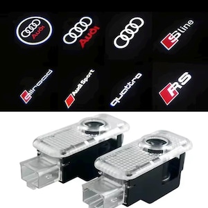 Könnte beinhalten: Zwei Autotür-Projektorleuchten mit verschiedenen Audi-Logos, darunter Audi, S line und RS, in Weiß und Rot auf schwarzem Hintergrund. Die Leuchten haben eine transparente, rechteckige Linse und einen schwarzen Sockel.