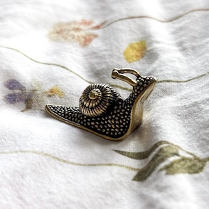 Brass Snail Figurine – Mini Snail Statue – Cute Brass Animal Decor – Garden Lover Gift – Slow Living Symbol – Tiny Brass Snail Ornament