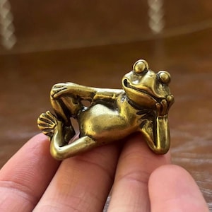 Vintage Brass Frog Garden Decor, Outdoor Amphibian Ornament, Rustic Frog Statue, Frog Lover Gift, Unique Brass Yard Art Sculpture