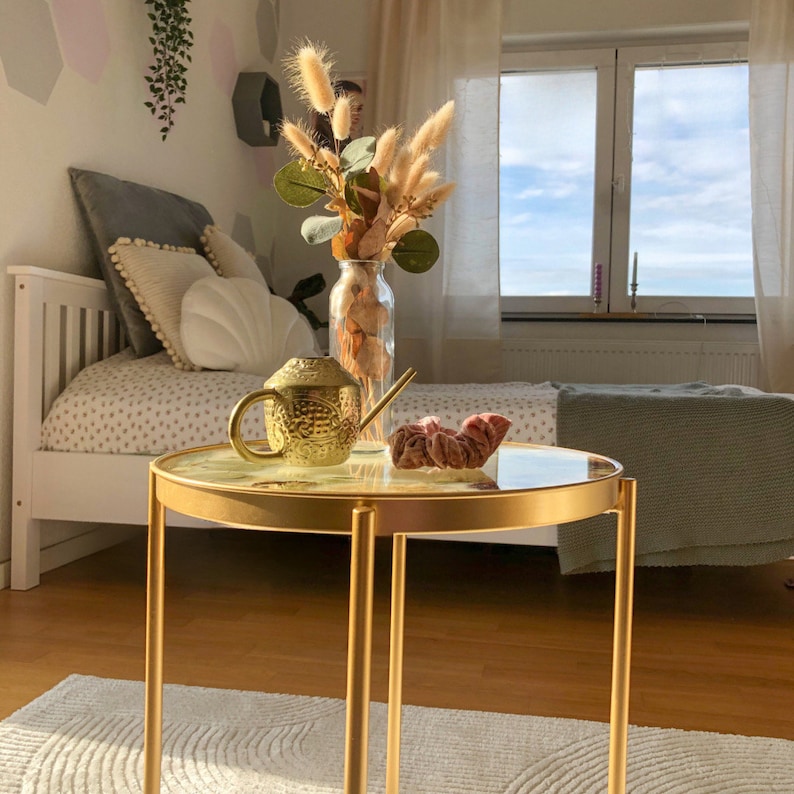 Goldener Beistelltisch aus Epoxidharz und echten Blumen, Nachttisch, Coffeetable, Tabletttisch aus Metall, Blumentisch, kleiner runder Tisch Bild 6