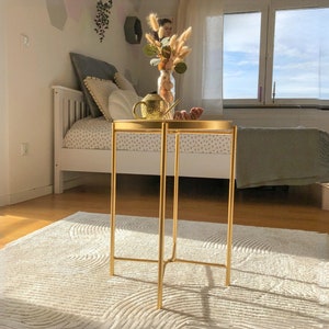 Goldener Beistelltisch aus Epoxidharz und echten Blumen, Nachttisch, Coffeetable, Tabletttisch aus Metall, Blumentisch, kleiner runder Tisch Bild 2