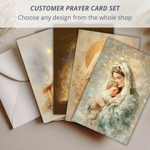 Op de afbeelding: Een set gebedskaarten voor klanten met diverse religieuze illustraties. De kaarten tonen afbeeldingen van een kerststal, een gouden halo en een moeder met kind. De tekst bovenaan luidt "CUSTOMER PRAYER CARD SET".