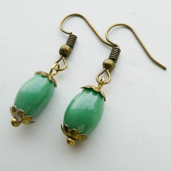 Unieke handgemaakte gerecyclede groene oorbellen // bronzen oorbellen // gerecyclede oorbellen van oude sieraden