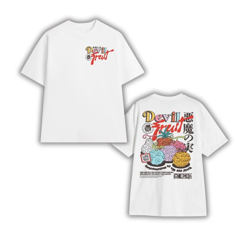K&ouml;nnte beinhalten: Wei&szlig;es T-Shirt mit farbenfrohem Grafikdesign. Auf der Vorderseite steht der Text "Devil Fruit" in Rot und Gelb. Auf der R&uuml;ckseite sind verschiedene Cartoon-Fr&uuml;chte mit japanischem Text und dem One Piece-Logo abgebildet.