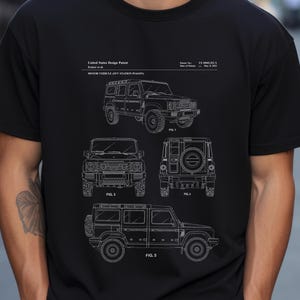 Puede incluir: Camiseta negra con un esquema blanco de una patente de diseño de vehículo motorizado (SUV STATION-WAGON). El diseño incluye vistas frontal, lateral y trasera del vehículo, con información de la patente en la parte superior.