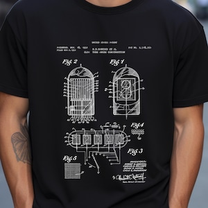 Puede incluir: Camiseta negra con un esquema blanco detallado de un tubo de vacío, que incluye diagramas y anotaciones técnicas. La camiseta muestra información de patente y la frase "GLOU TUBE ANODE CONSTRUCTION."