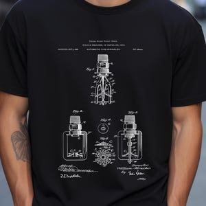 Peut inclure: Illustration en noir et blanc d'un brevet pour un arroseur automatique. Le brevet est daté du 1er septembre 1888 et a été déposé par William Feracher de Cleveland, Ohio. L'illustration montre un schéma détaillé de la tête d'arroseur.