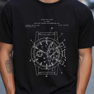 Puede incluir: Camiseta negra con un diagrama blanco de un reloj, incluyendo el texto "UNITED STATES PATENT H. L. BLUM WATCH FOR YACHTING AND UNDERWATER USE." El diagrama muestra los componentes internos y las medidas del reloj.