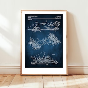 Puede incluir: Plano enmarcado de una patente de bobsleigh, con dibujos técnicos detallados en blanco sobre un fondo azul oscuro. La información de la patente incluye el título "BOBSLED" y la fecha 20 de septiembre de 1983.