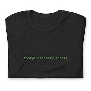 Könnte beinhalten: Ein dunkelgraues T-Shirt mit dem Text "root@localhost$ whoami" in grün.