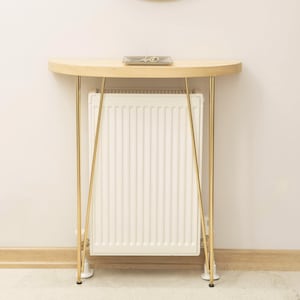 Tavolo consolle da ingresso a forma di mezzaluna con gambe in metallo color oro