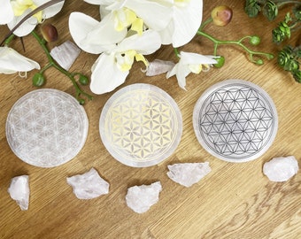 Selenit Ladeplatte graviert Blume des Lebens - 10 cm - weiss - gold - schwarz - Selenit zum aufladen von Edelsteinen