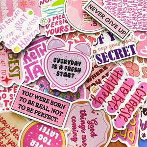 Pacote com 50 adesivos com citações inspiradoras, adesivos com palavras inspiradoras rosa, adesivos de amor-próprio à prova d'água para diário, álbum de recortes, garrafa d'água