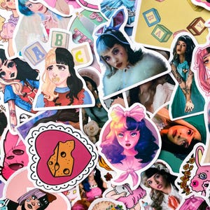 50 pegatinas aleatorias de Melanie-Martinez, pegatinas de estrella del pop para fans, pegatinas de cantante, pegatinas impermeables para teléfono, portátil y botella de agua.
