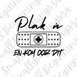 Puede incluir: Diseño gráfico en blanco y negro con un vendaje y el texto "Plak n en kom oor dit".