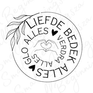 以下が含まれることがあります： テキストとイラストが描かれた白黒の円形デザイン。「LIEFDE ALLES BEDEK VERDRA ALLES GLO ALLES」というテキストとハートのシンボル、手で作られたハートのイラスト。左側には葉の枝があります。