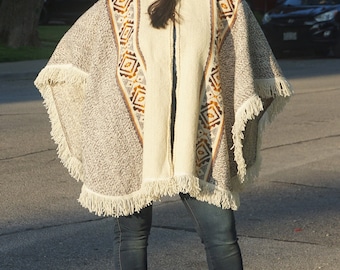 Nice alpaca poncho with hood / female use.