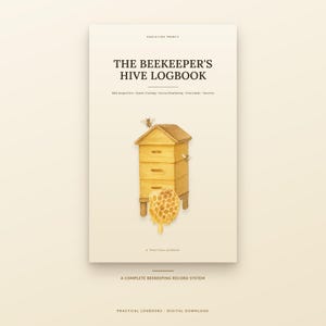 Pode incluir: Um diário cor de creme intitulado The Beekeeper's Hive Logbook com uma ilustração em aquarela de uma colmeia de madeira amarela, um favo de mel e duas abelhas. A capa inclui texto para inspeções de colmeias e registros de colheita.