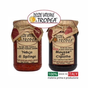 Puede incluir: Dos frascos de vidrio de productos alimenticios italianos, 'Nduja di Spilinga y Mousse di Cipolla, con tapas de papel. Los frascos tienen etiquetas con texto y un logotipo. También es visible el texto '100% Made in Italy'.