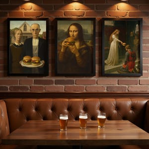 Op de afbeelding: Drie ingelijste kunstdrukken die beroemde schilderijen parodiëren, waaronder American Gothic en Mona Lisa, elk met een hamburger. De prints hangen aan een bakstenen muur boven een houten tafel met drie glazen bier.