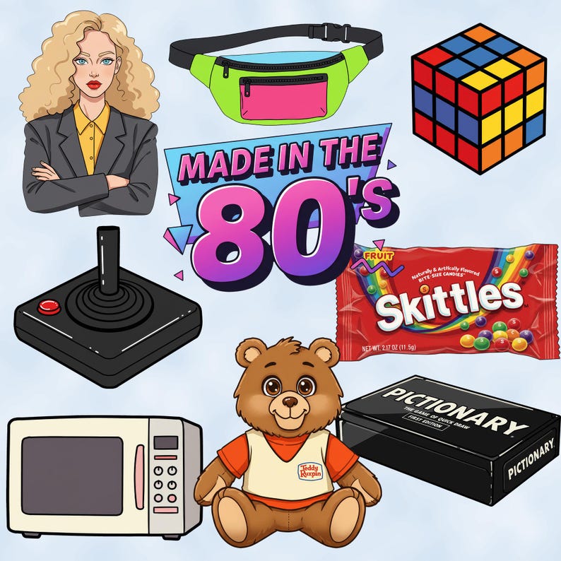 Może przedstawiać: Kolekcja przedmiot&oacute;w z lat 80. XX wieku, w tym kobieta z fryzurą z lat 80., nerka, kostka Rubika, joystick, miś pluszowy, kuchenka mikrofalowa, torebka cukierk&oacute;w Skittles i gra Pictionary.