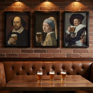 以下が含まれることがあります： 古典的な絵画の額入りアートプリント3枚。それぞれビールを持つ人物が描かれています。レンガの壁に掛けられており、木製のテーブルの上には3つのビールグラスがあります。テーブルの下には茶色の革張りのブースがあります。