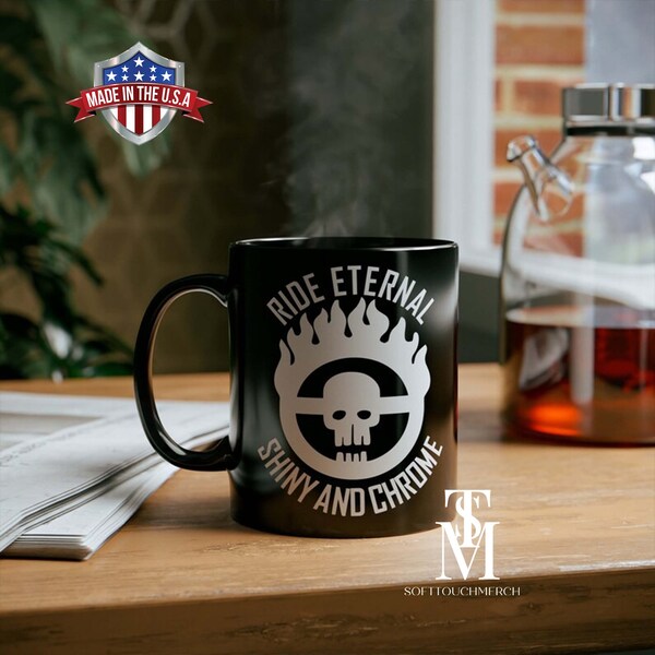 Mad Max 2 Fahrt Ewige glänzende und Chrom-Tasse | Endzeit-Tasse | Actionfilm Merch Schwarzer Becher 11oz, 15oz