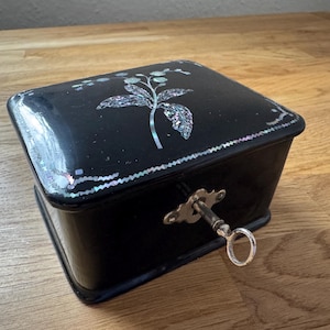 Japanese lacquer jewelry box with mother-of-pearl antique