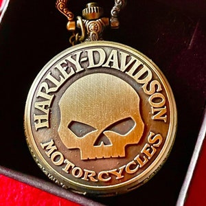 Taschenuhr mit Harley-Davidson-Motorrädern.