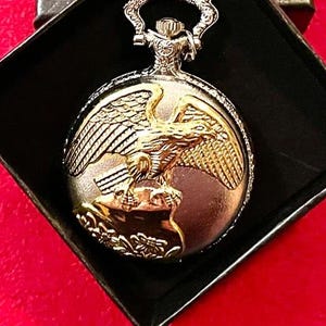 Taschenuhr mit USA-Amerika-Adlerschild. Quarzuhr mit geprägtem Gehäuse.